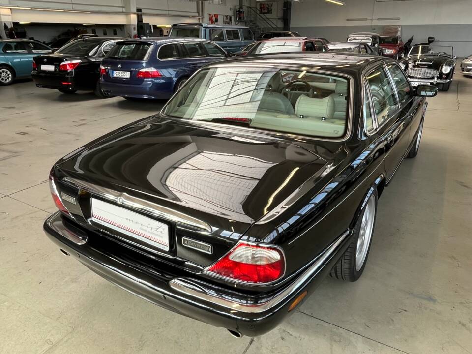 Image 32/50 of Jaguar XJ 8 Sovereign (2000)