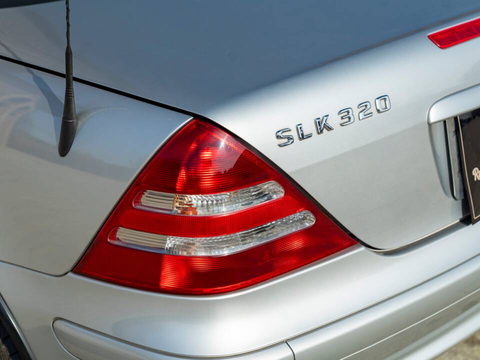 Image 16/48 of Mercedes-Benz SLK 320 (2001)