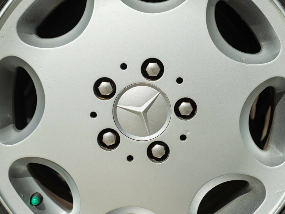 Image 22/50 of Mercedes-Benz 300 SL (1990)