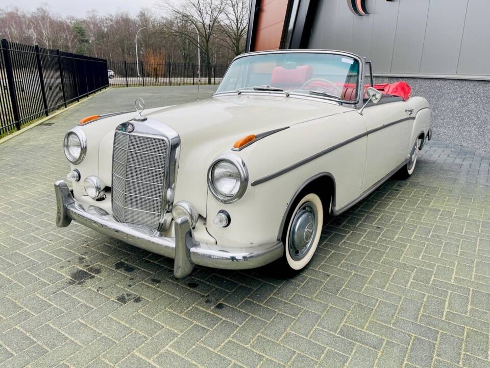 Immagine 2/36 di Mercedes-Benz 220 SE b (1961)