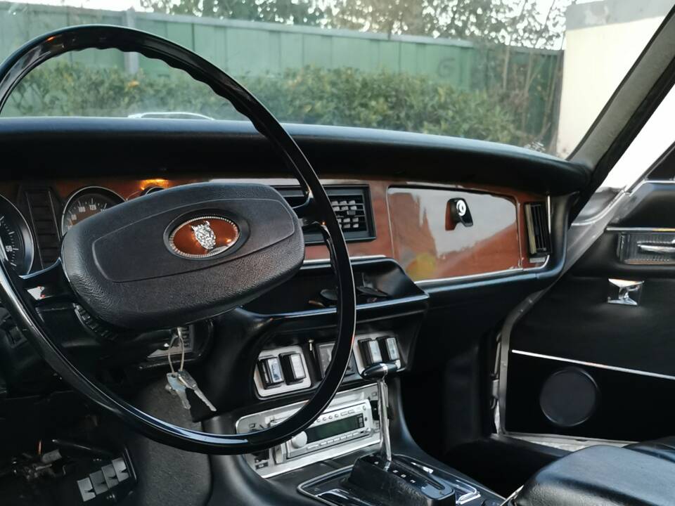 Image 13/15 of Jaguar XJ 6 C 4.2 (1977)