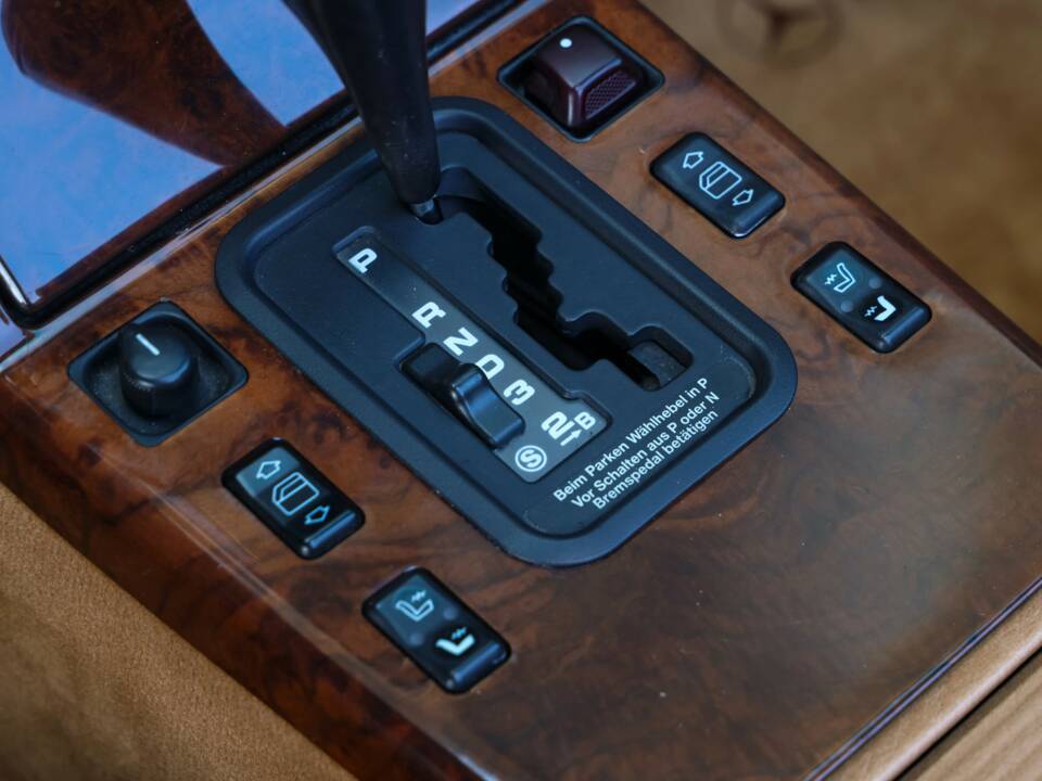 Image 38/50 of Mercedes-Benz 500 SL (1990)