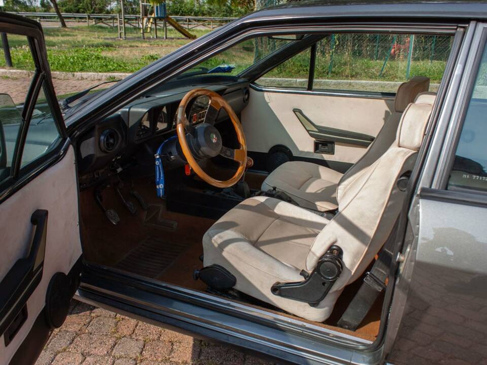 Image 5/10 de Alfa Romeo Alfa 6 - 2.5 (1981)