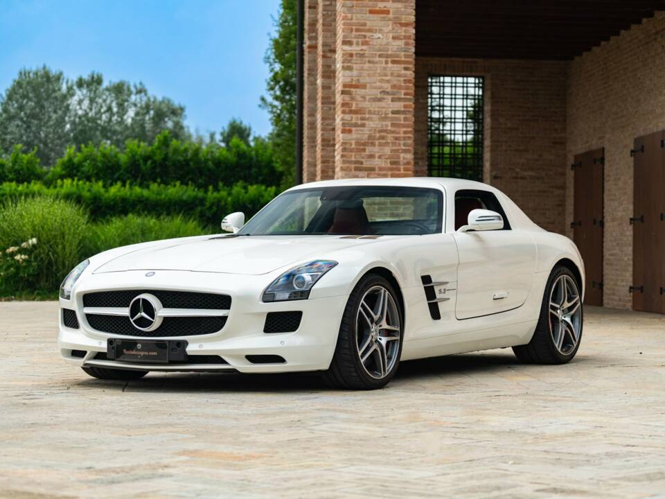 Image 2/50 of Mercedes-Benz SLS AMG (2010)