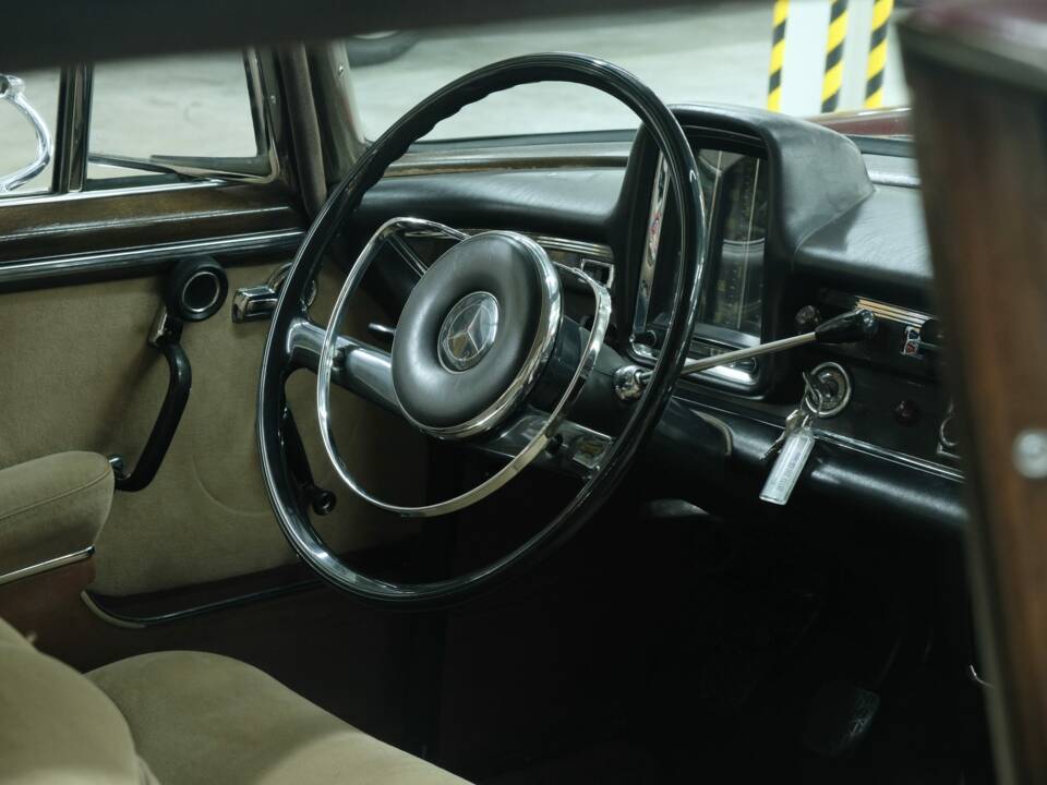 Image 45/50 of Mercedes-Benz 300 SE lang (1965)