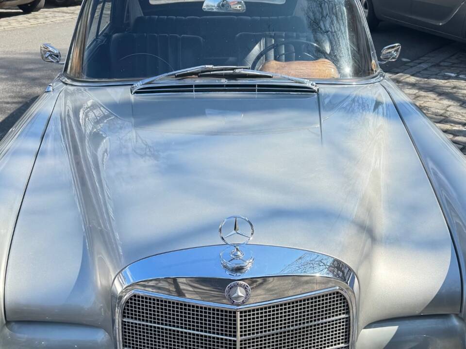 Image 4/37 de Mercedes-Benz 250 SE (1966)