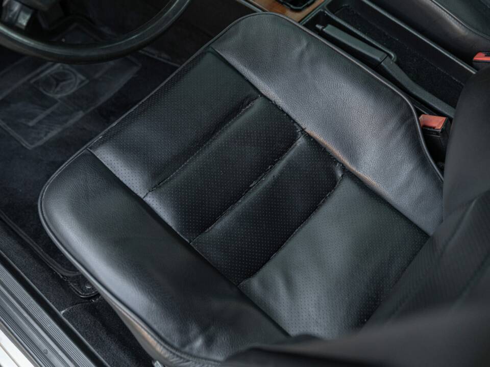 Image 30/50 of Mercedes-Benz 190 E 2.3-16 (1985)