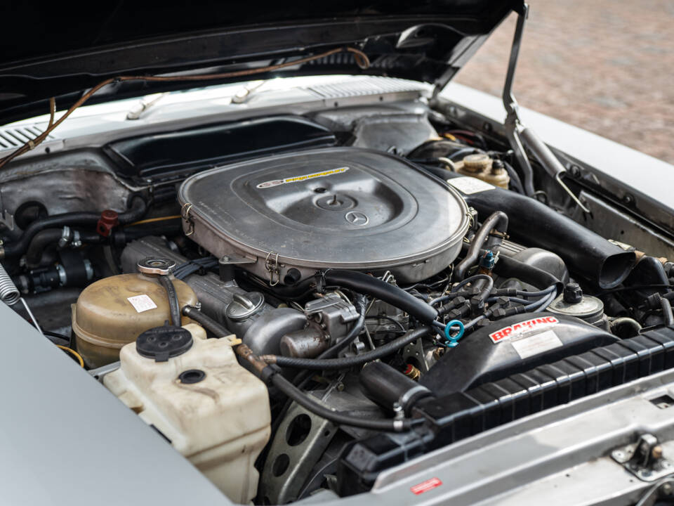Image 11/68 of Mercedes-Benz 500 SL (1984)
