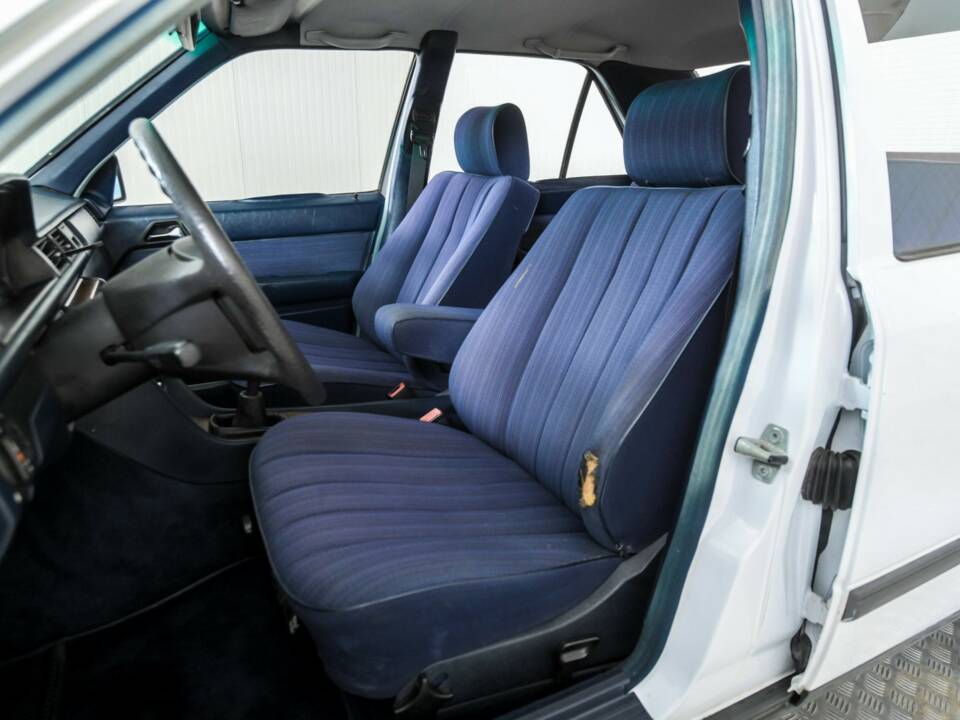 Image 14/50 of Mercedes-Benz 200 (1986)