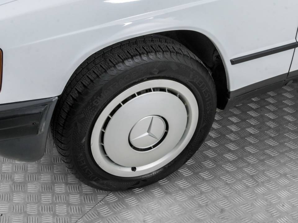 Immagine 22/50 di Mercedes-Benz 190 D (1986)