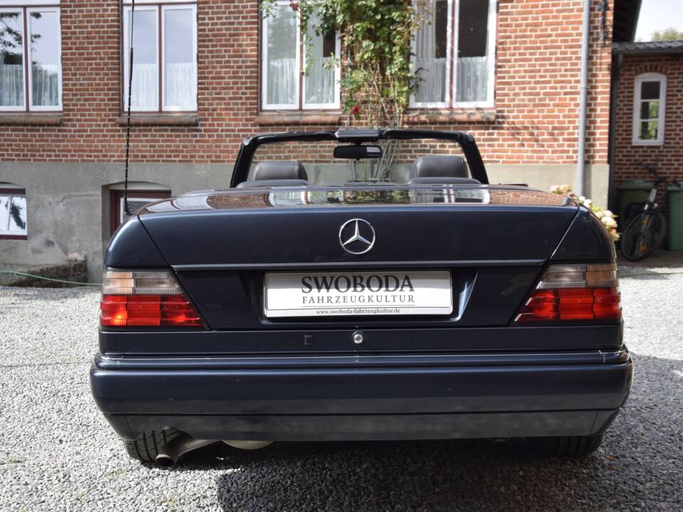 Image 3/15 of Mercedes-Benz E 200 (1997)