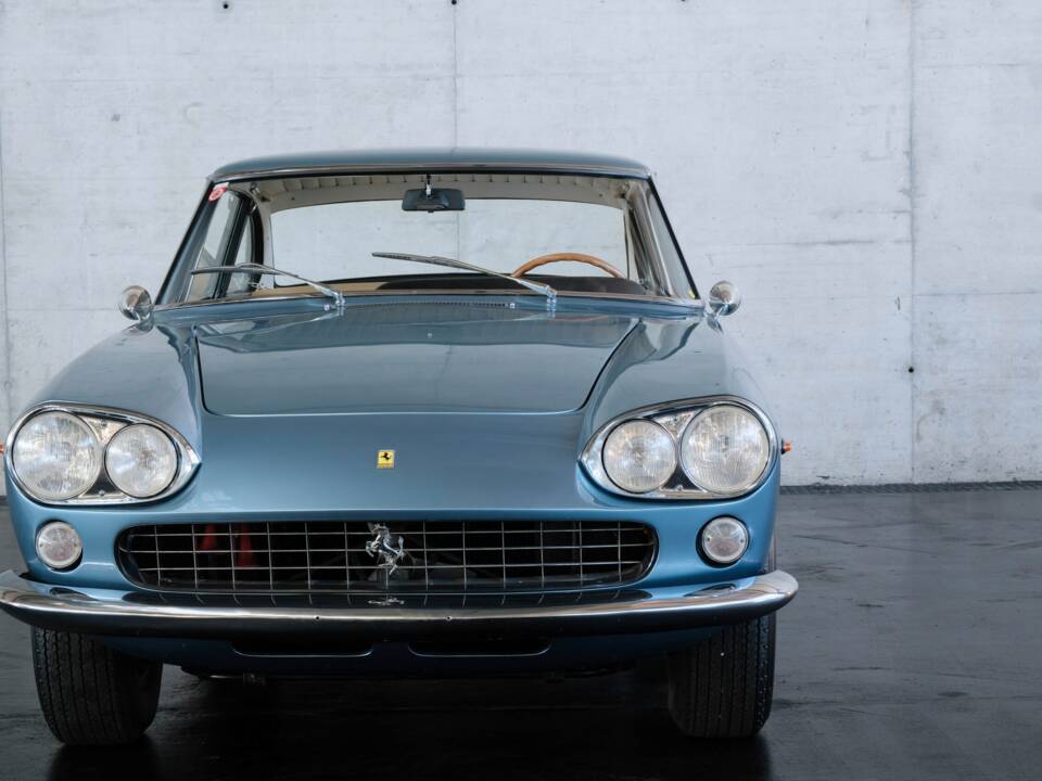 Image 18/50 of Ferrari 330 GT 2+2 (1964)