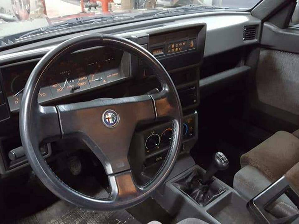 Imagen 9/10 de Alfa Romeo 75 3.0 V6 (1991)