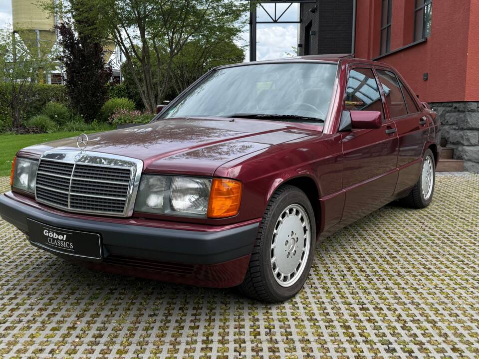 Obraz 1/42 pojazdu Mercedes-Benz 190 E 1.8 Avantgarde "Rosso" (1992)