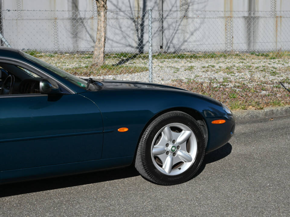 Image 11/23 of Jaguar XK8 4.0 (1998)
