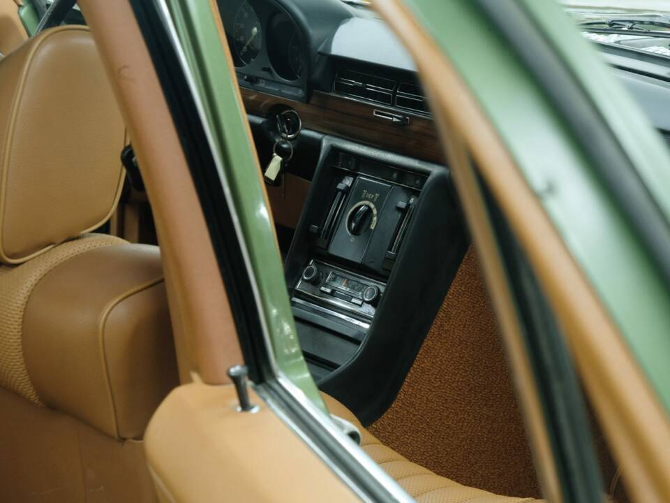 Image 33/50 de Mercedes-Benz 350 SE (1975)