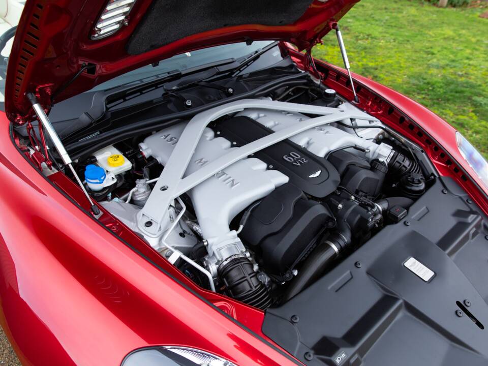 Afbeelding 66/81 van Aston Martin DB 9 Volante (2015)