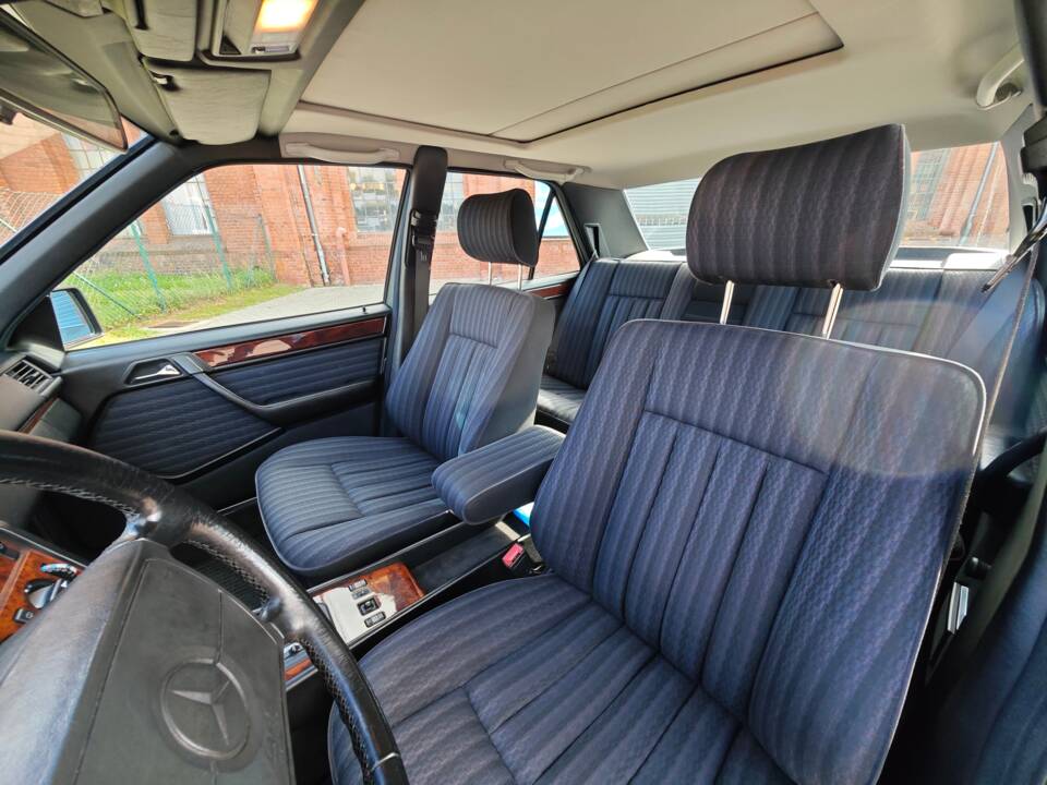 Bild 8/26 von Mercedes-Benz 300 E (1991)