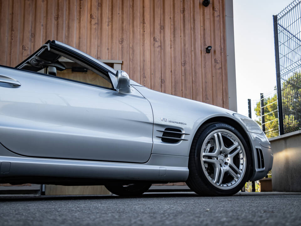 Image 14/50 of Mercedes-Benz SL 55 AMG (2006)