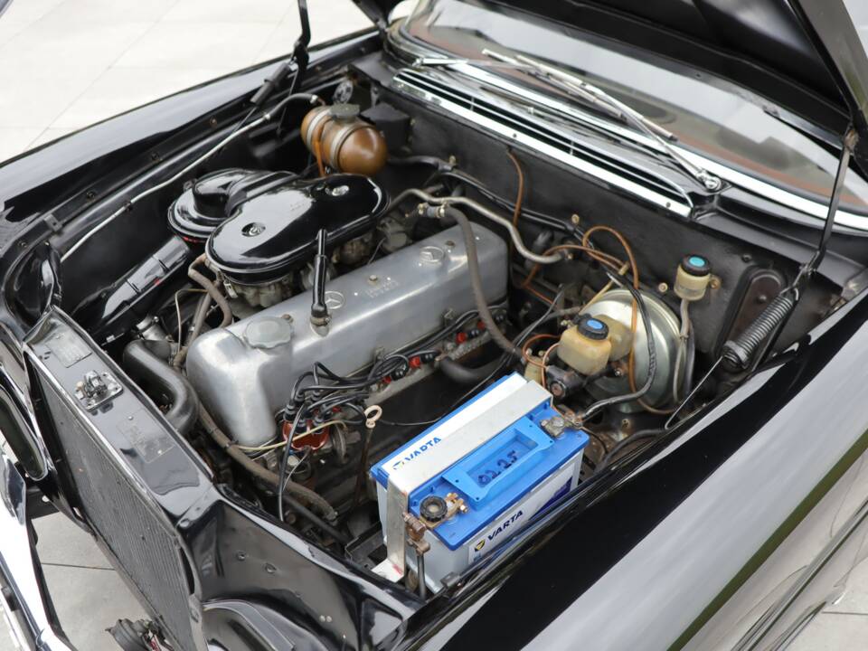 Afbeelding 50/50 van Mercedes-Benz 230 S (1967)