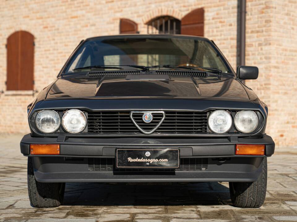 Bild 3/50 von Alfa Romeo GTV 6 2.5 (1981)