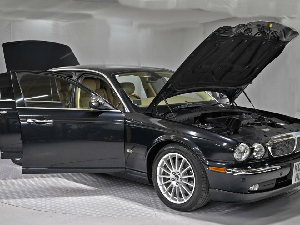 Image 17/50 of Jaguar XJ 8 4.2 (2006)
