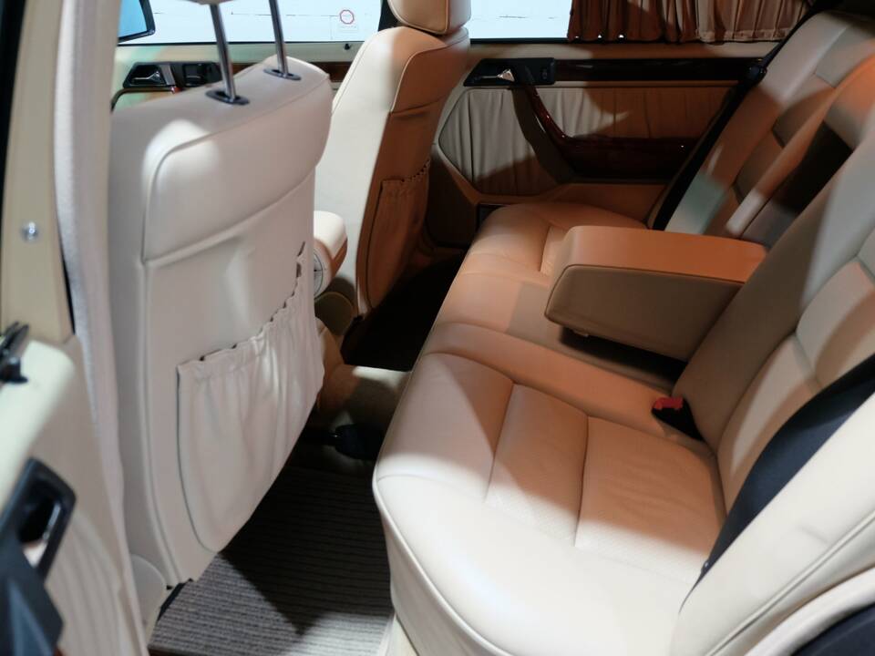 Image 12/32 de Mercedes-Benz 400 E (1991)