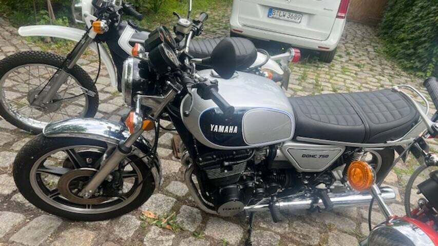Image 8/10 of Yamaha RD 250 (1976)