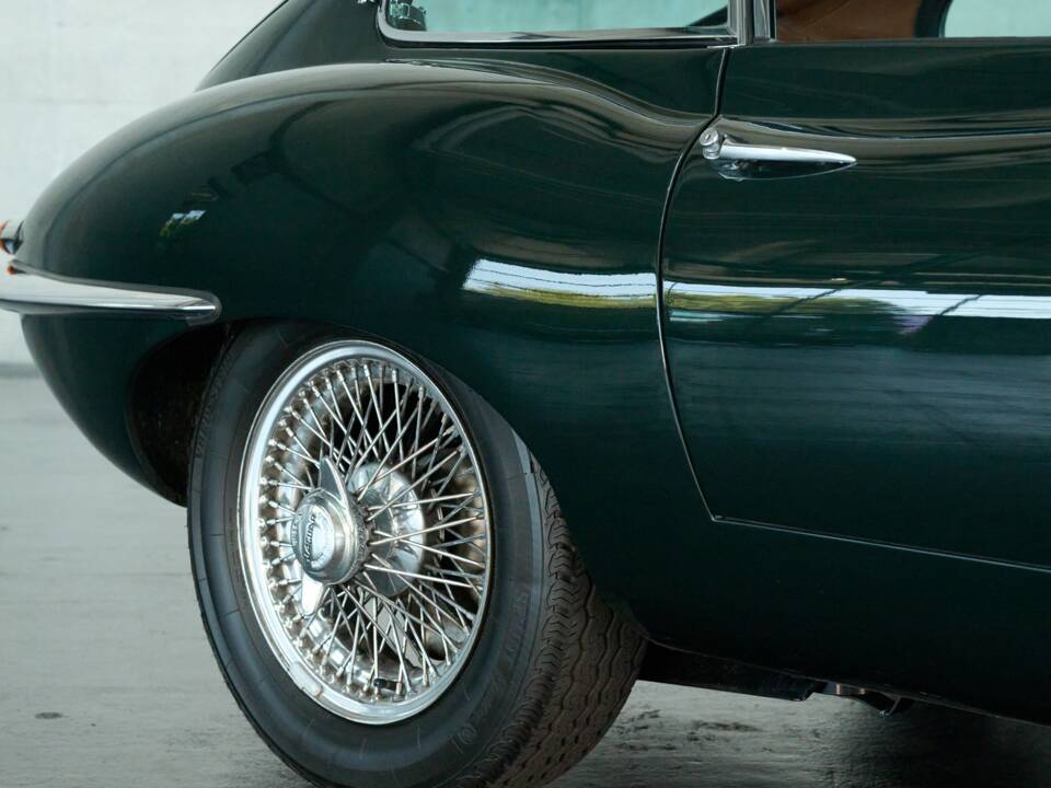 Image 25/50 de Jaguar E-Type (1970)