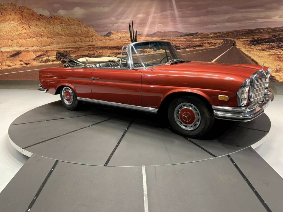 Image 17/49 de Mercedes-Benz 280 SE 3,5 (1971)