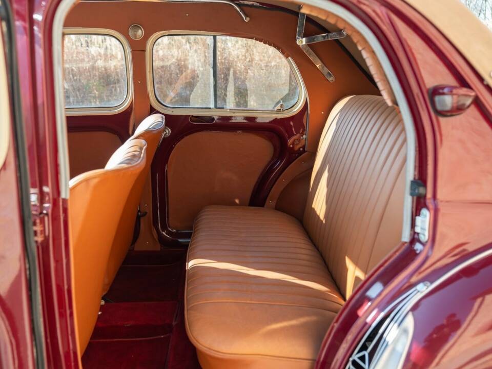 Image 48/50 of Renault 4 CV Décapotable (1957)