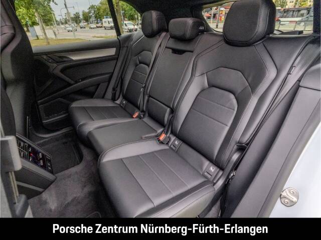 Image 26/50 of Porsche Cayenne S Electric (2026)