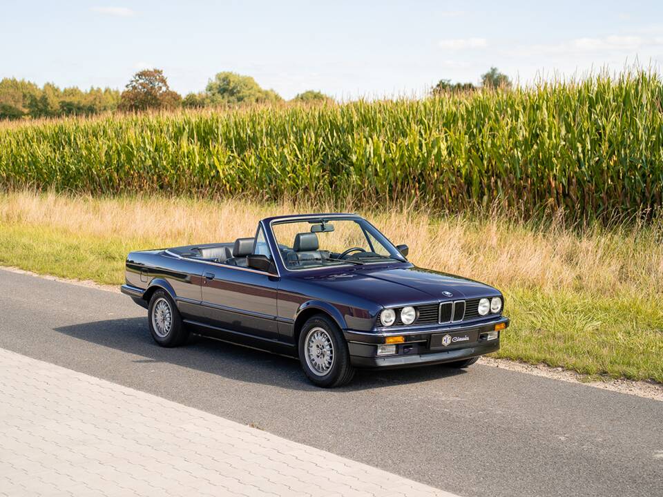 Immagine 2/35 di BMW 320i (1988)