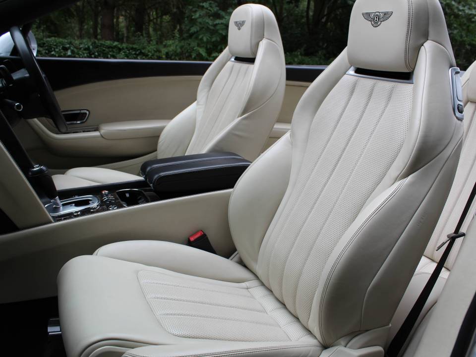 Imagen 13/19 de Bentley Continental GTC V8 (2014)