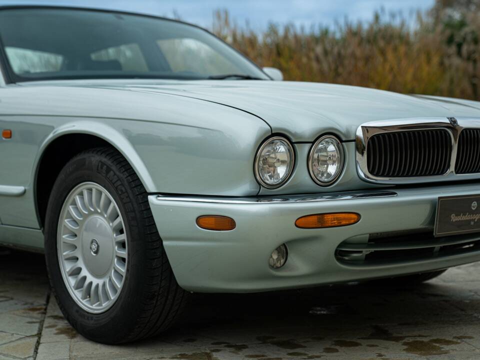 Bild 31/50 von Jaguar XJ 8 Sovereign (1997)