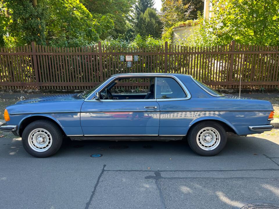 Immagine 6/38 di Mercedes-Benz 230 CE (1983)
