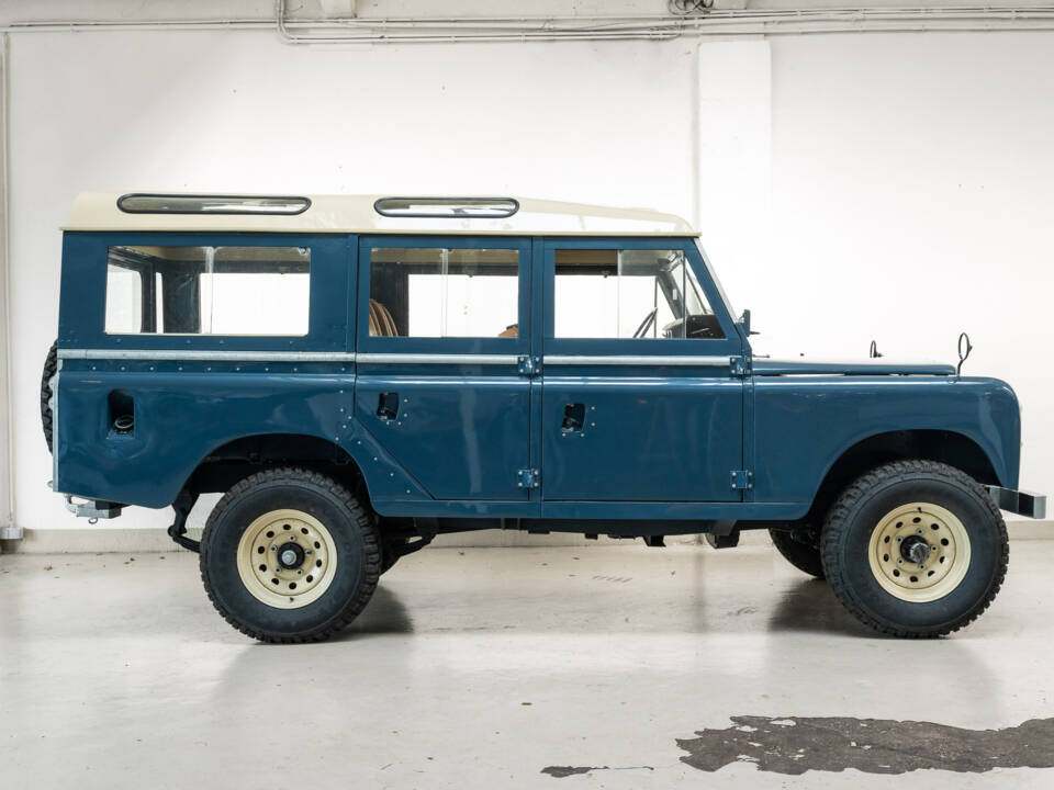 Image 4/31 of Land Rover 109 (1980)