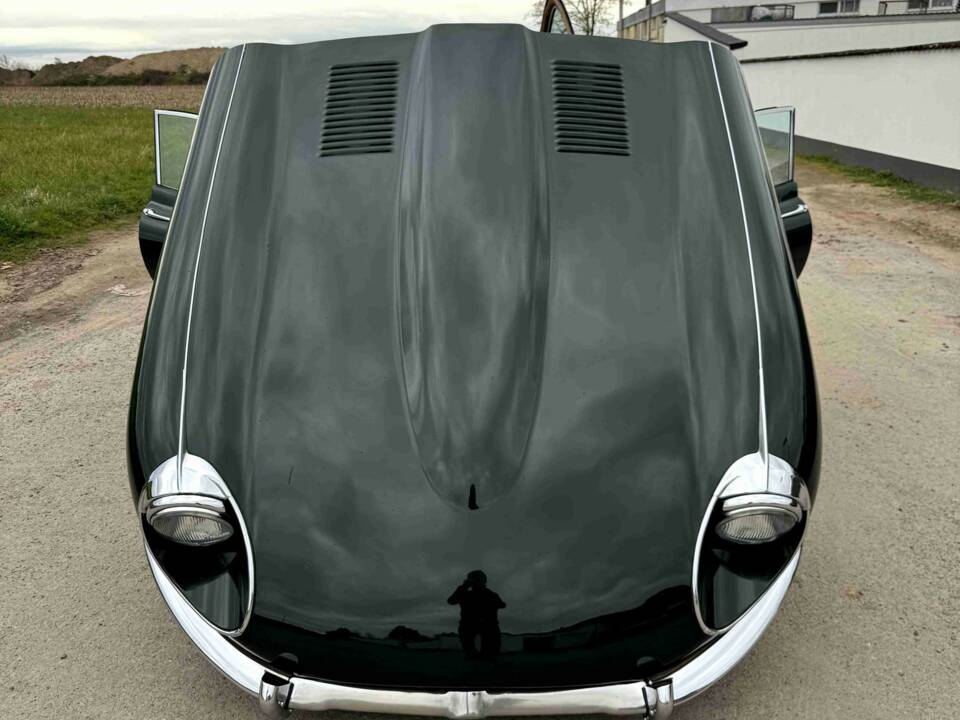Image 41/50 of Jaguar E-Type (1969)