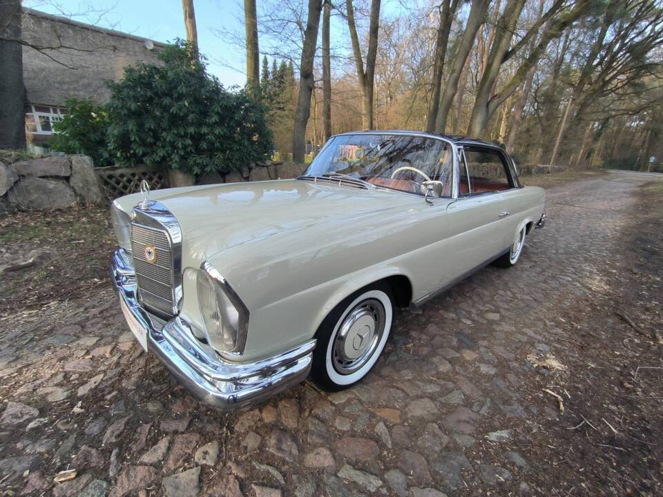 Image 21/54 of Mercedes-Benz 220 SE b (1963)