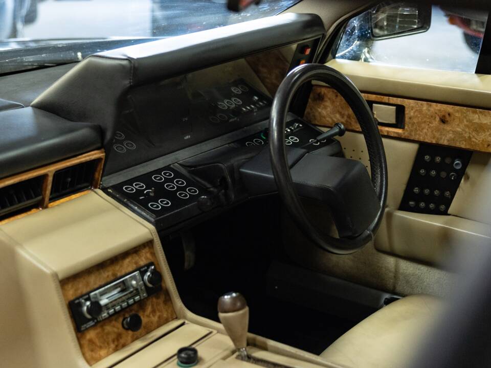 Image 3/44 de Aston Martin Lagonda (1981)