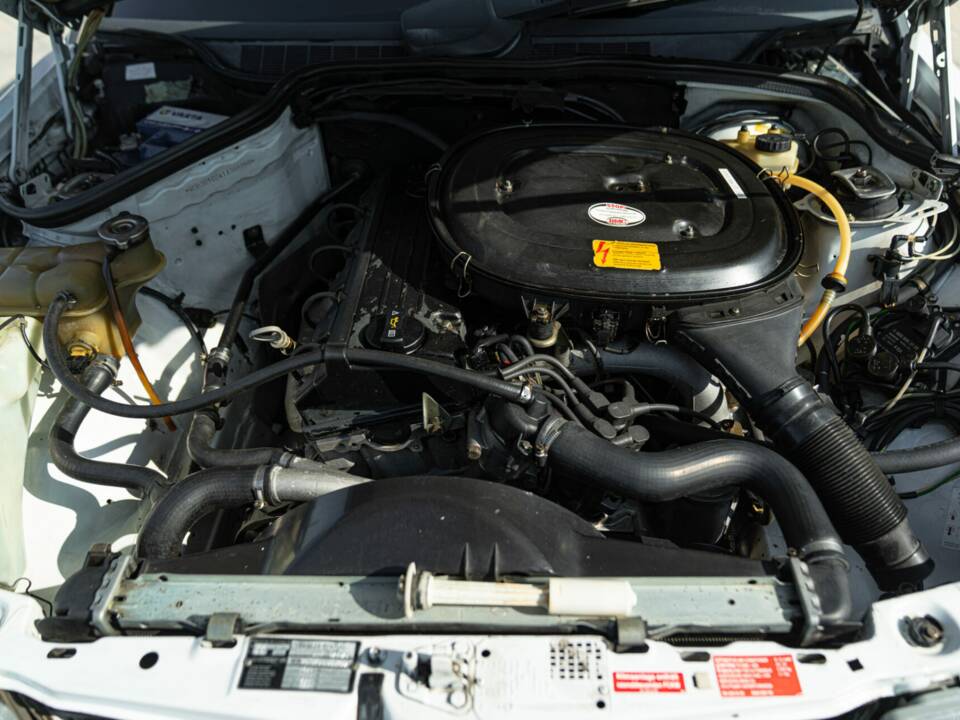 Afbeelding 42/44 van Mercedes-Benz 190 E (1987)