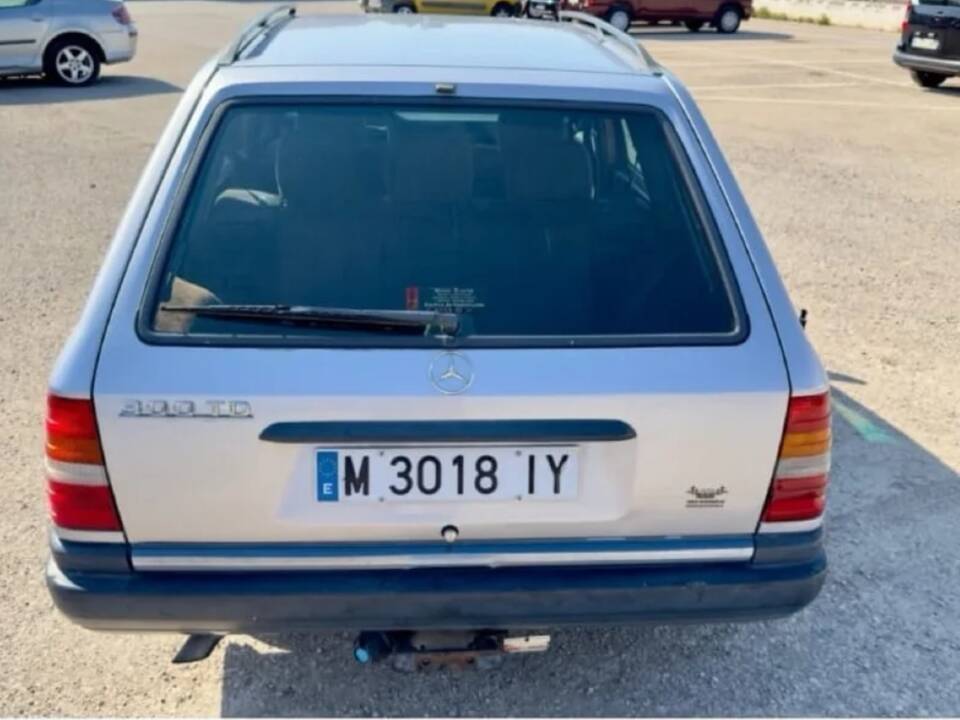 Image 22/23 of Mercedes-Benz 300 TD (1987)