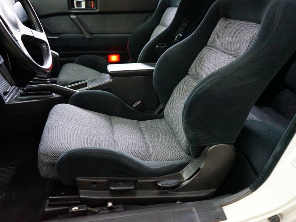 Image 33/55 of Mitsubishi Starion (1989)