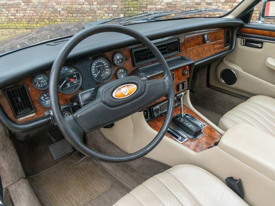 Image 33/50 of Jaguar XJ 12 (1987)