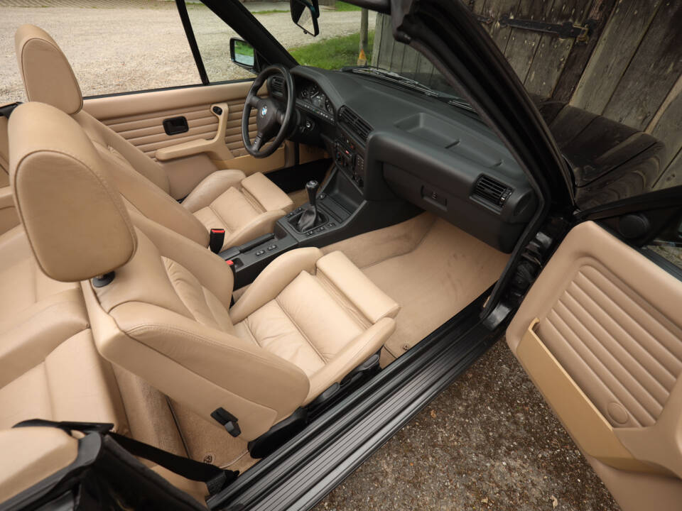 Image 16/83 de BMW 325i (1990)