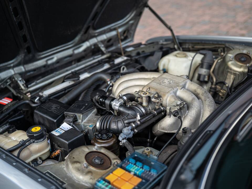 Image 11/71 of BMW 325i (1989)