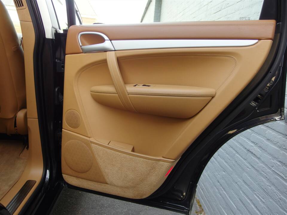 Image 67/93 of Porsche Cayenne Turbo (2007)