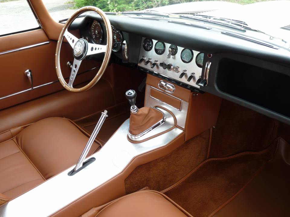 Image 7/12 of Jaguar E-Type 3.8 (1964)