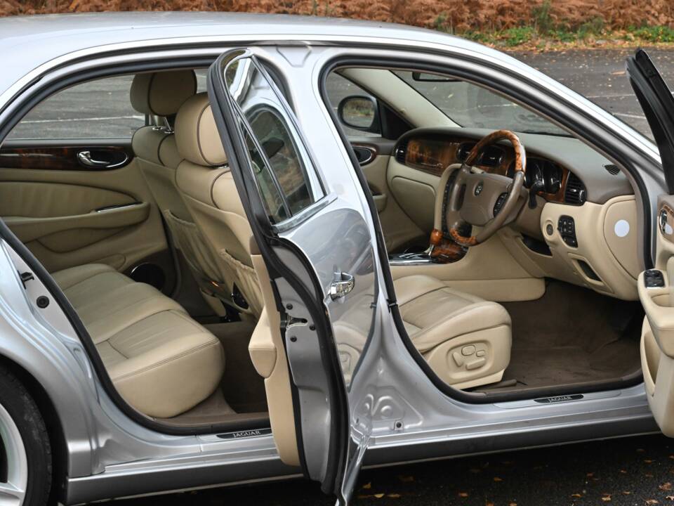 Image 40/50 of Jaguar XJ 8 4.2 (2006)