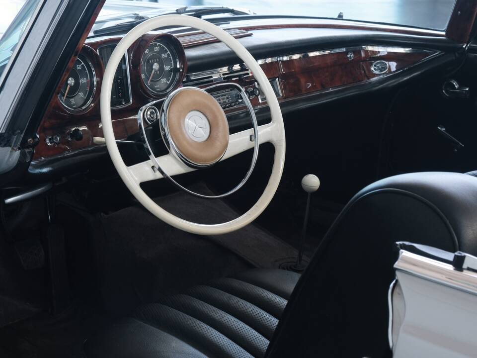 Image 14/49 of Mercedes-Benz 220 SE b (1962)